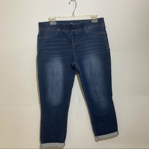 No boundaries mid rise capris (lg)